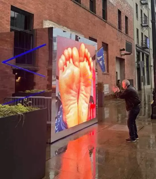 Polymarket数字屏幕遭远程接管播放鞋履动画，疑为黑客攻击或创意营销