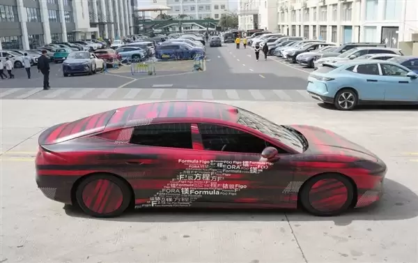 方程豹首款轿车谍照曝光!车长超5米 车身贴纸透露命名玄机