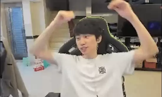 Doinb转战Dota2致LOL手游订单终止，引发跨游戏直播合理性热议