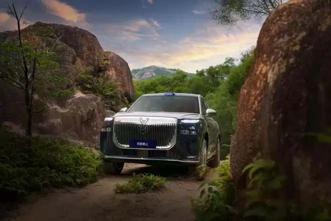 岚图泰山首次整车OTA 升级华为乾崑智驾ADS 4.1