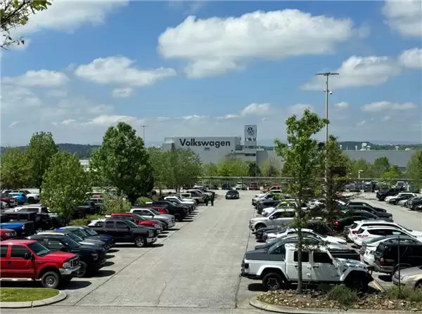 大众与美国汽车工会达成里程碑式协议:全员涨薪20% 6550美元奖金立即到账