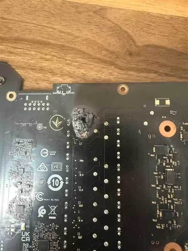 RTX 4080 Super通电即烧穿PCB：供电模块短路引发明火与透光孔洞