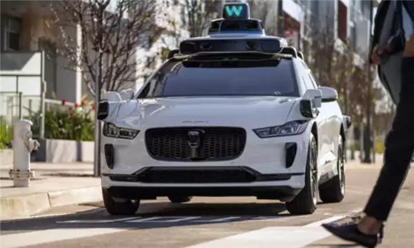 死对头罕见联手!Waymo、特斯拉警告美国:再不发中国将定义自动驾驶快