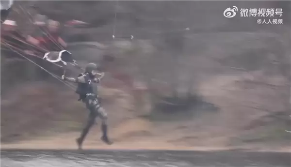 《古墓丽影》真人剧拍摄现场曝光:劳拉乘降落伞飞跃湖面