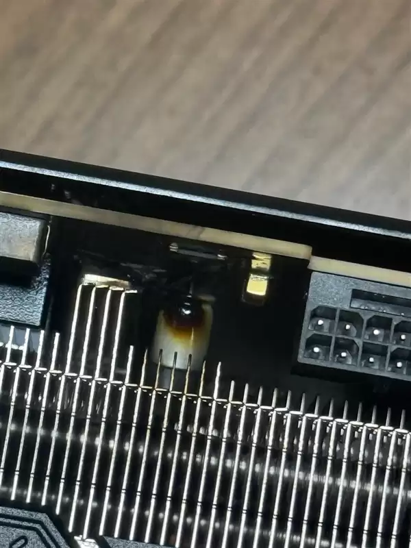 堪称最惨烈！RTX 4080 Super短路：严重到PCB都被烧穿
