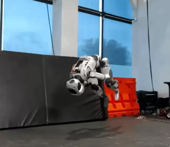 波士顿动力Atlas完成连续空翻，人形机器人运动控制实现重大突破