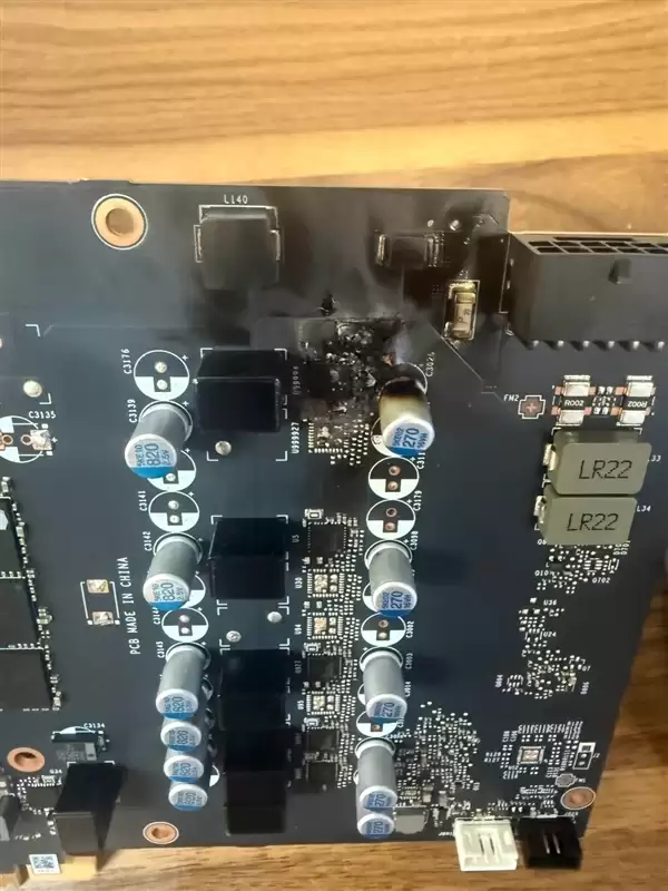堪称最惨烈！RTX 4080 Super短路：严重到PCB都被烧穿