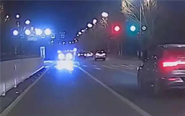 大快人心!对向小车狂闪远光灯挑衅 警车路过直接截停