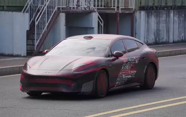 方程豹首款轿车谍照曝光!车长超5米 车身贴纸透露命名玄机