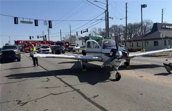 美国一小型飞机公路迫降：连撞数辆汽车