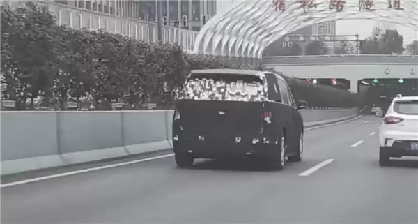 尊界全新高端MPV路试曝光，延续纵横星河设计语言