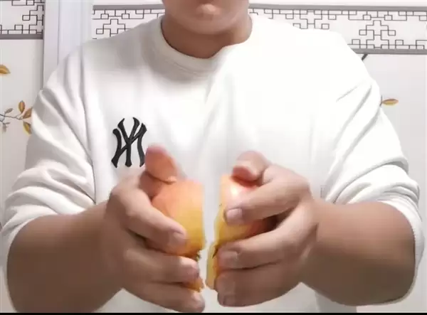 15岁男孩天生神力:无表情徒手掰开苹果 掰断80公斤臂力棒