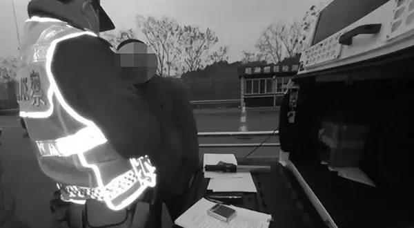 人醒≠酒醒!男子头晚喝酒次日开车涉酒驾被查:记12分+暂扣驾照半年