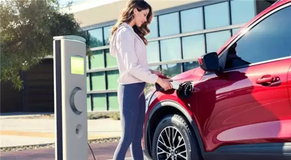 占比暴跌50%！2019-2025燃油车销量缩水超千万辆 新能源成车市主力