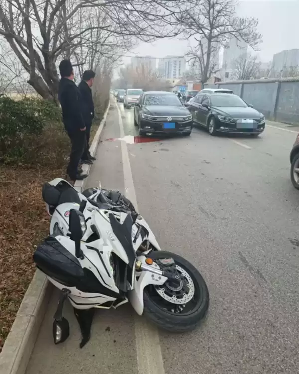 哥哥骑摩托被后车追尾倒地不起 妹妹误以为冷却液是血放声大哭