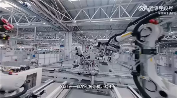 雷军：小米汽车工厂去年接待超13万人 工厂里有六七百台机器人