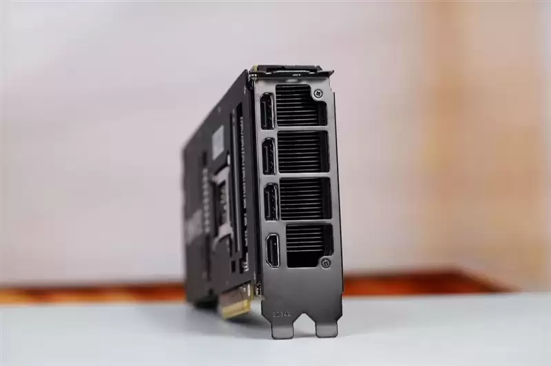 4张96GB显存暴力输出！英特尔锐炫Pro B60和长城世恒X-AIGC工作站评测：可满足千人同时在线聊天