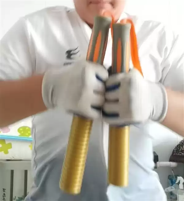 15岁男孩天生神力:无表情徒手掰开苹果 掰断80公斤臂力棒