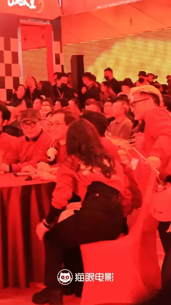 镖人:风起大漠定档2026春节档,预售破千万,成龙亮相主创合影