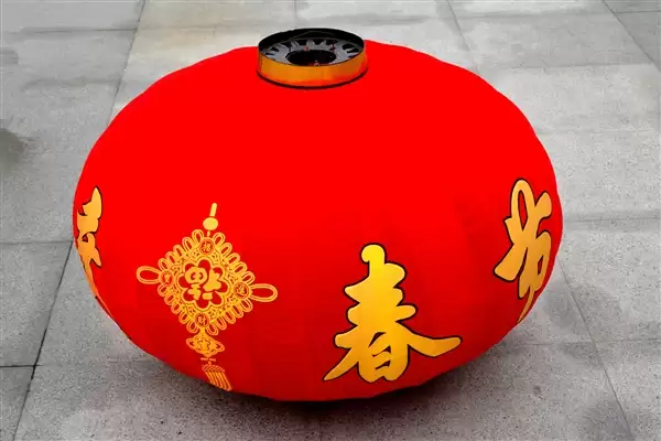 00后女儿给父母买新衣: 父母秒变80岁