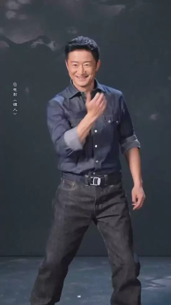 硬汉吴京豁出去了！跳起网红“刀马舞”反差感十足