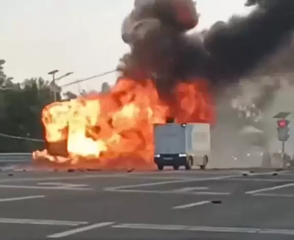 两台轿车相撞碎片散落一地 无人驾驶送货卡车放着歌华丽路过