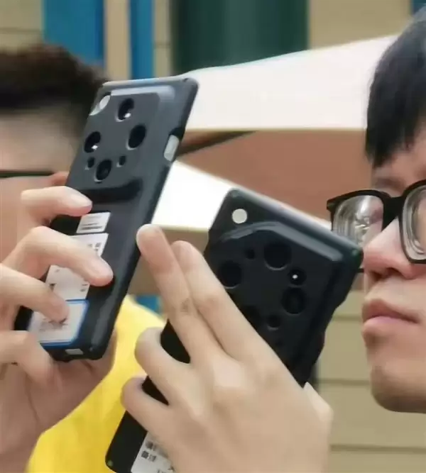 机圈望远镜来了 OPPO Find X9 Ultra工程机偷跑：支持10倍光变