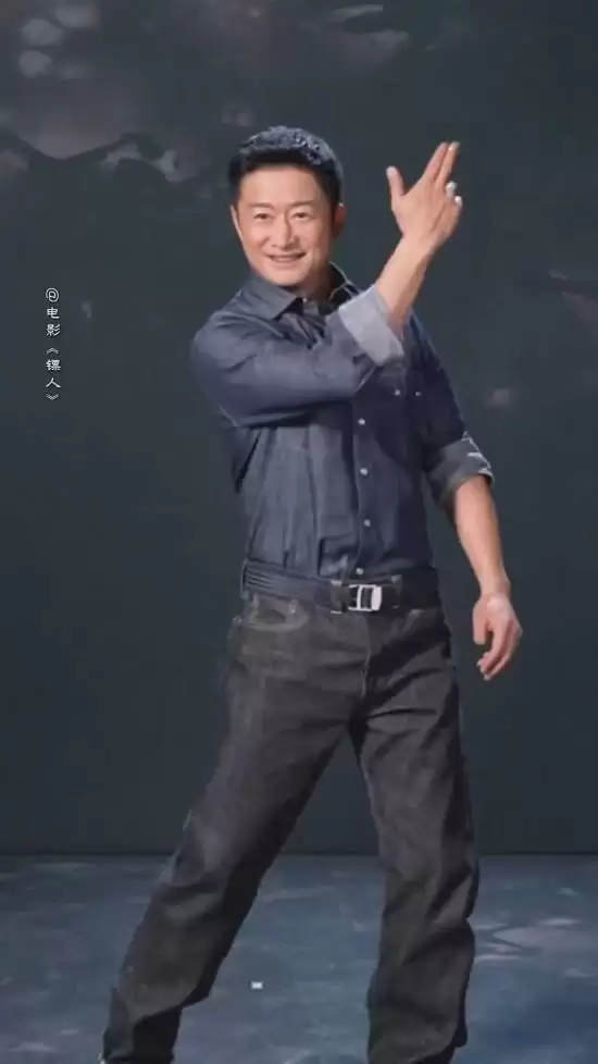 硬汉吴京豁出去了！跳起网红“刀马舞”反差感十足