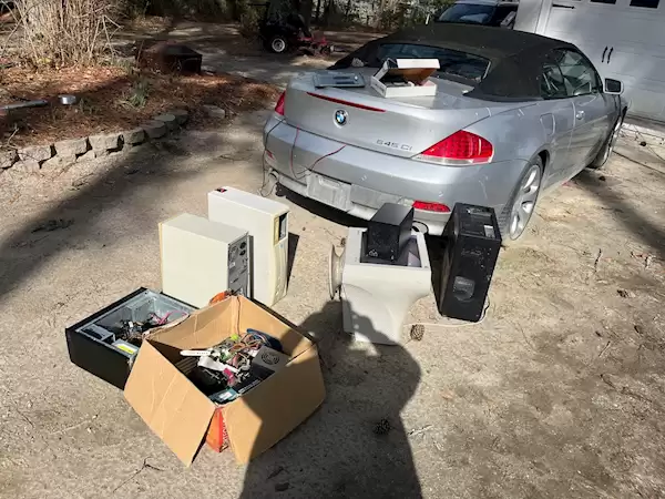 垃圾堆竟捡到完整PC,NAS!64GB DDR4内存就值5000