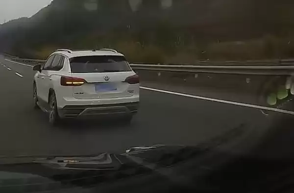 男子高速刀片超车剐蹭后直接加速逃逸 理由太奇葩!