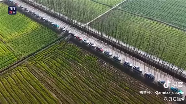 386辆小米汽车跨省集结！四川米粉婚礼太硬核 卢伟冰点赞真好