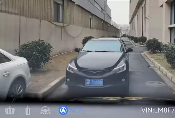 直行车道被乱停车堵住华为智驾会当场死机吗 实测太惊艳！