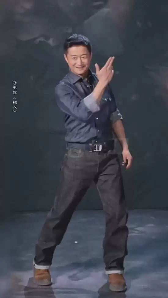 硬汉吴京豁出去了！跳起网红“刀马舞”反差感十足