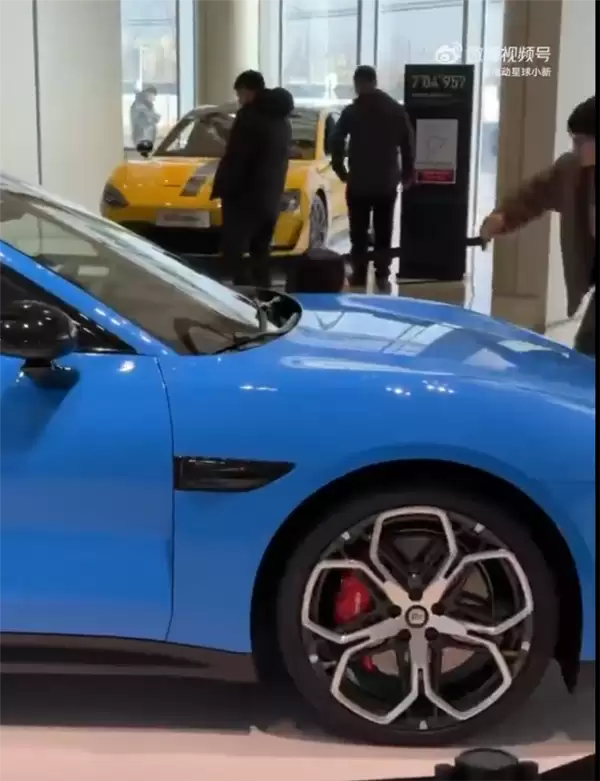 小米SU7春节前抢先到店，卡布里蓝等九色实车亮相，激光雷达全系标配