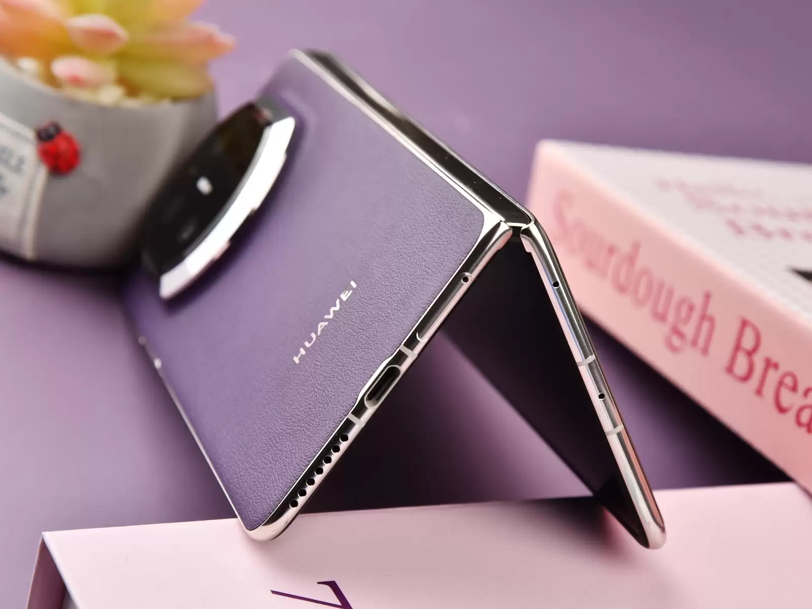 推荐一款搭载最新鸿蒙系统的折叠屏手机？