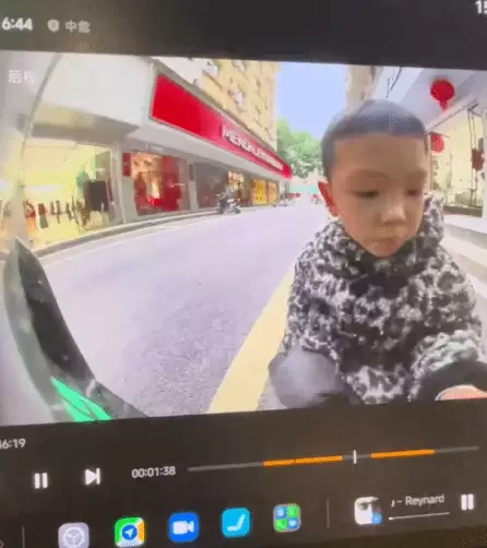 小米SU7哨兵模式拍下男孩擦车瞬间，纯真善意温暖全网