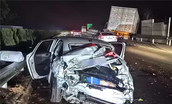 高速上小车硬挤货车夹缝：被来回撞击秒变废铁