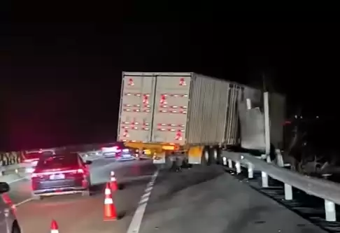 高速上小车硬挤货车夹缝：被来回撞击秒变废铁