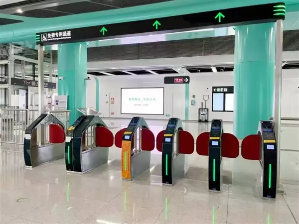 全国首个鸿蒙智慧车站试点落地深圳！支持星闪无感过闸技术