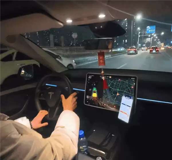 男子失业后开特斯拉跑货拉拉:最高日入上千元 但仍不划算