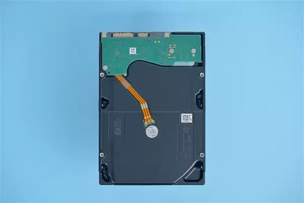 一瞬14年的数据都没了！玩家误操作烧毁14TB硬盘：只因为插错了一根SATA线