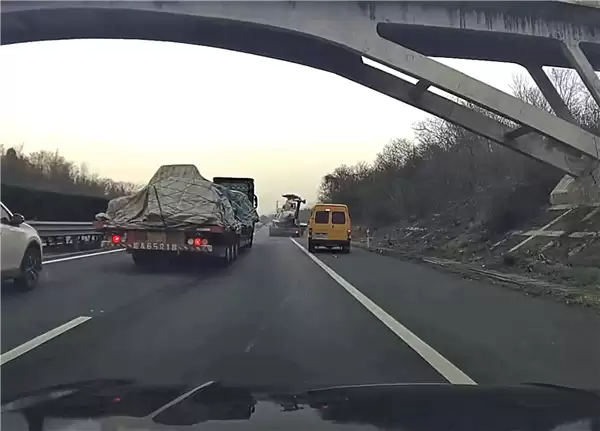 国内最贵车祸！半挂卡车高速路上撞了价值1.4亿元的直升机