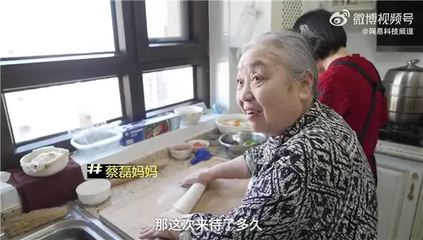 满头银发让人心疼!蔡磊妈妈罕见露面:回忆儿子在京东的往事