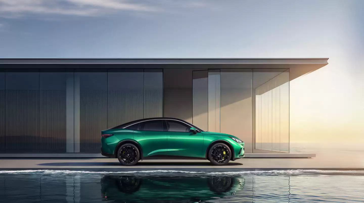 全新极狐阿尔法 S5 外观公布:新增绿色车漆,将提供增程车型