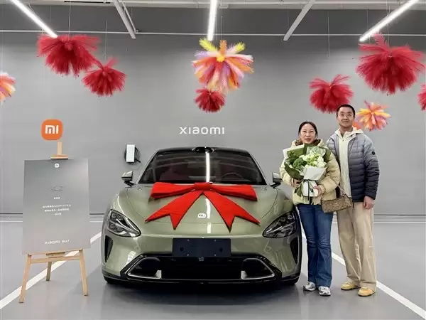 小米SU7初代圆满收官：38.1万辆交付完毕，橄榄绿终版车主诞生