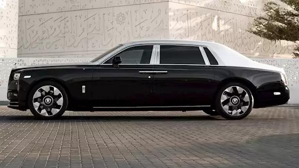 品牌史上首款激光雕刻发动机盖车型 劳斯莱斯幻影定制版亮相