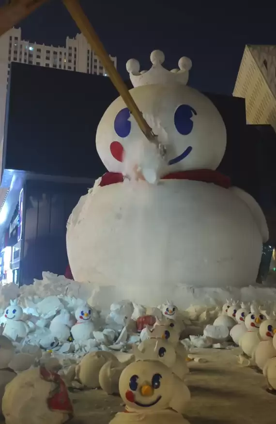 最高气温冲0℃!哈尔滨18米高巨型“雪王”被拆除