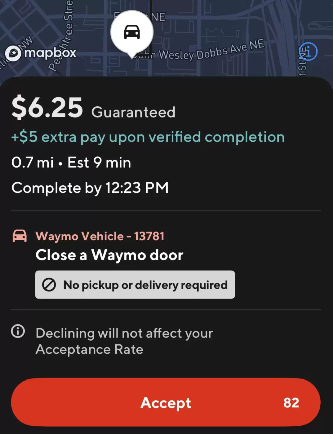 外卖员“活久见”:跑腿1km,帮Waymo关了个门