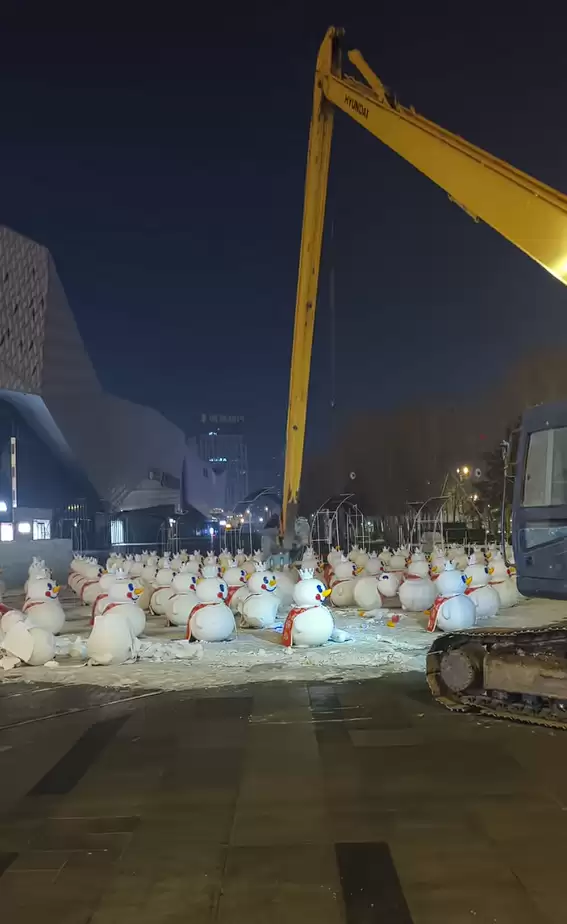 最高气温冲0℃!哈尔滨18米高巨型“雪王”被拆除