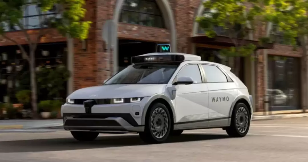 外卖员“活久见”:跑腿1km,帮Waymo关了个门